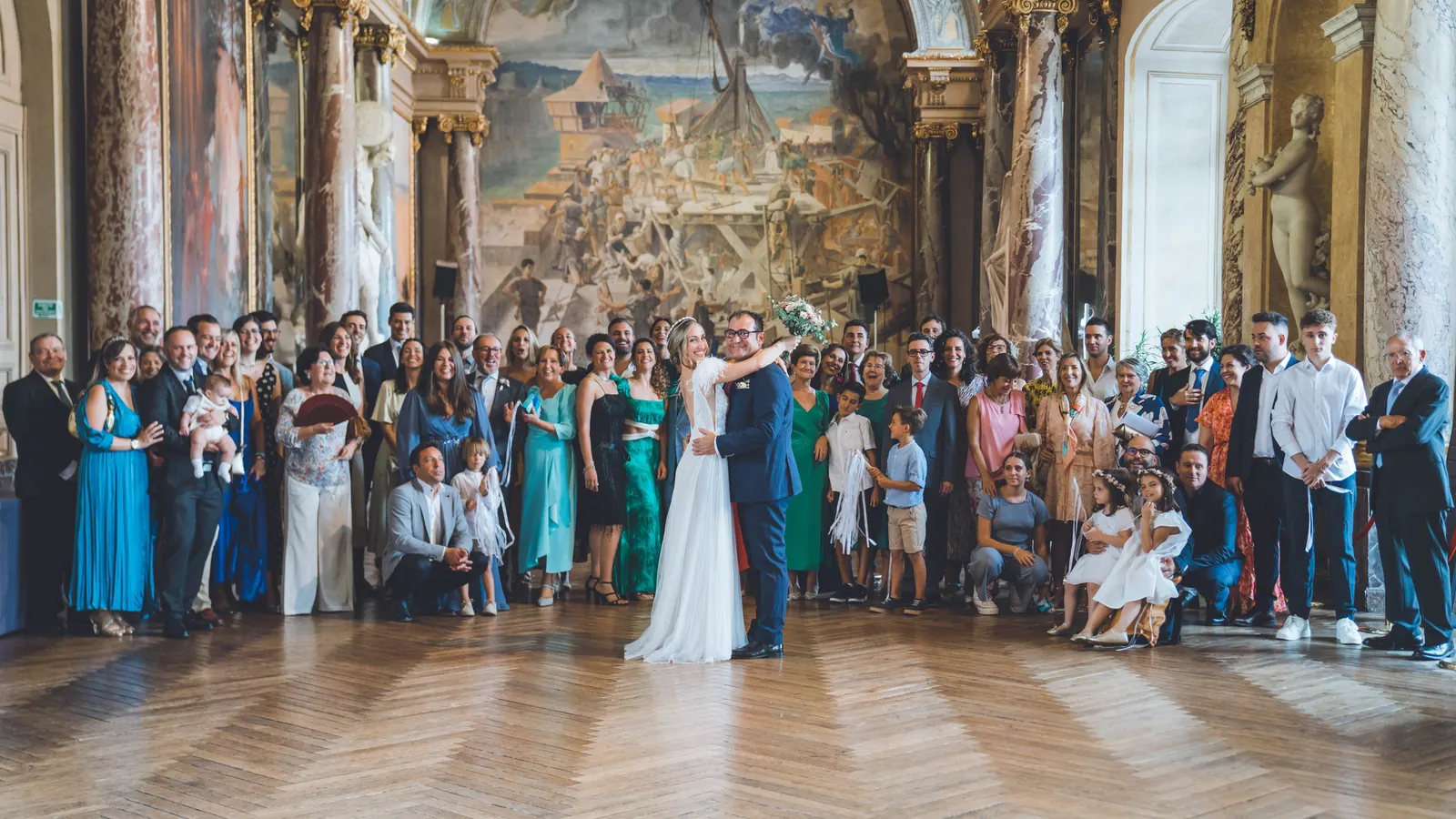 La photographie de groupe, tous les invités réunis dans la salle