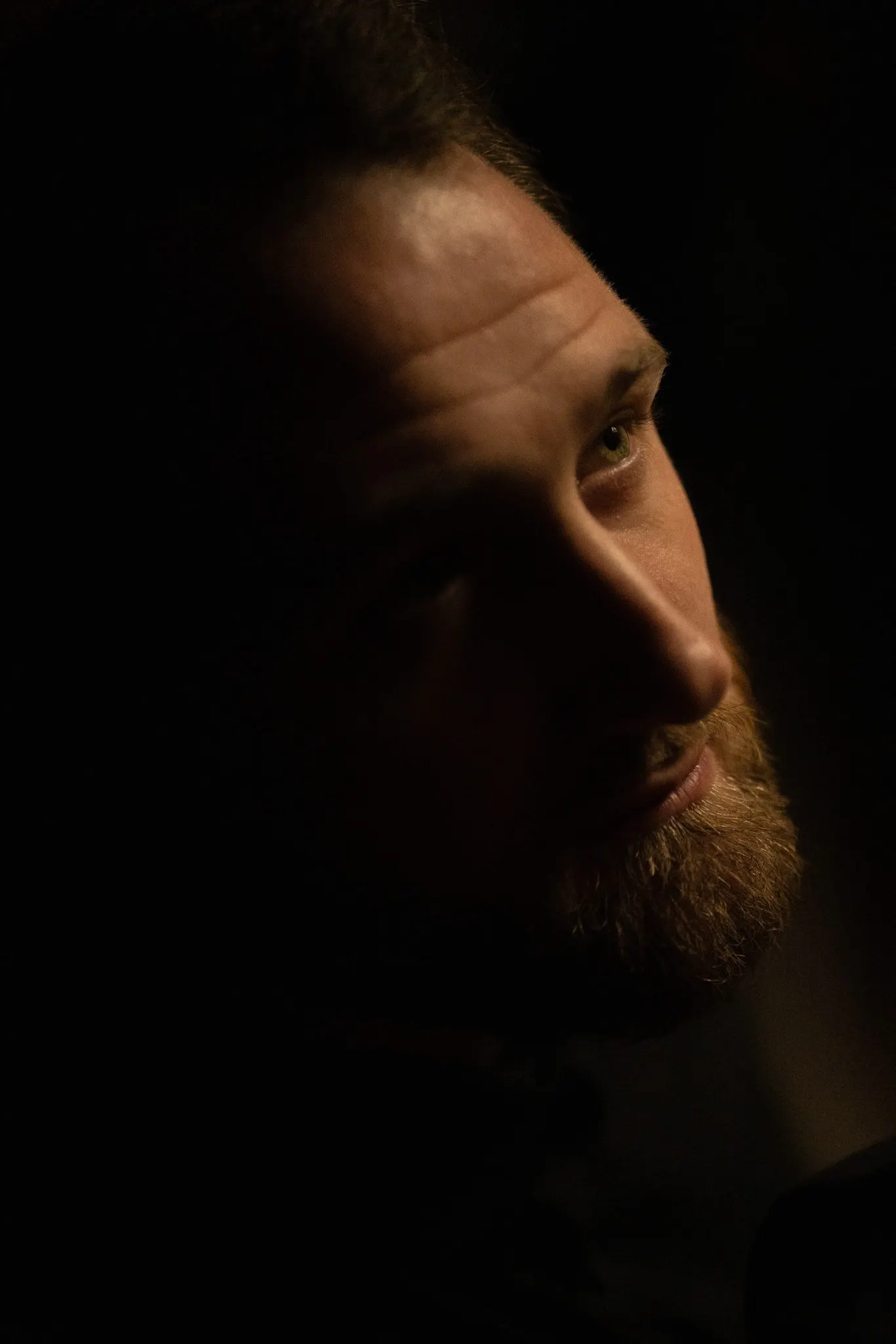 Portrait d’un homme barbu dans une lumière très basse