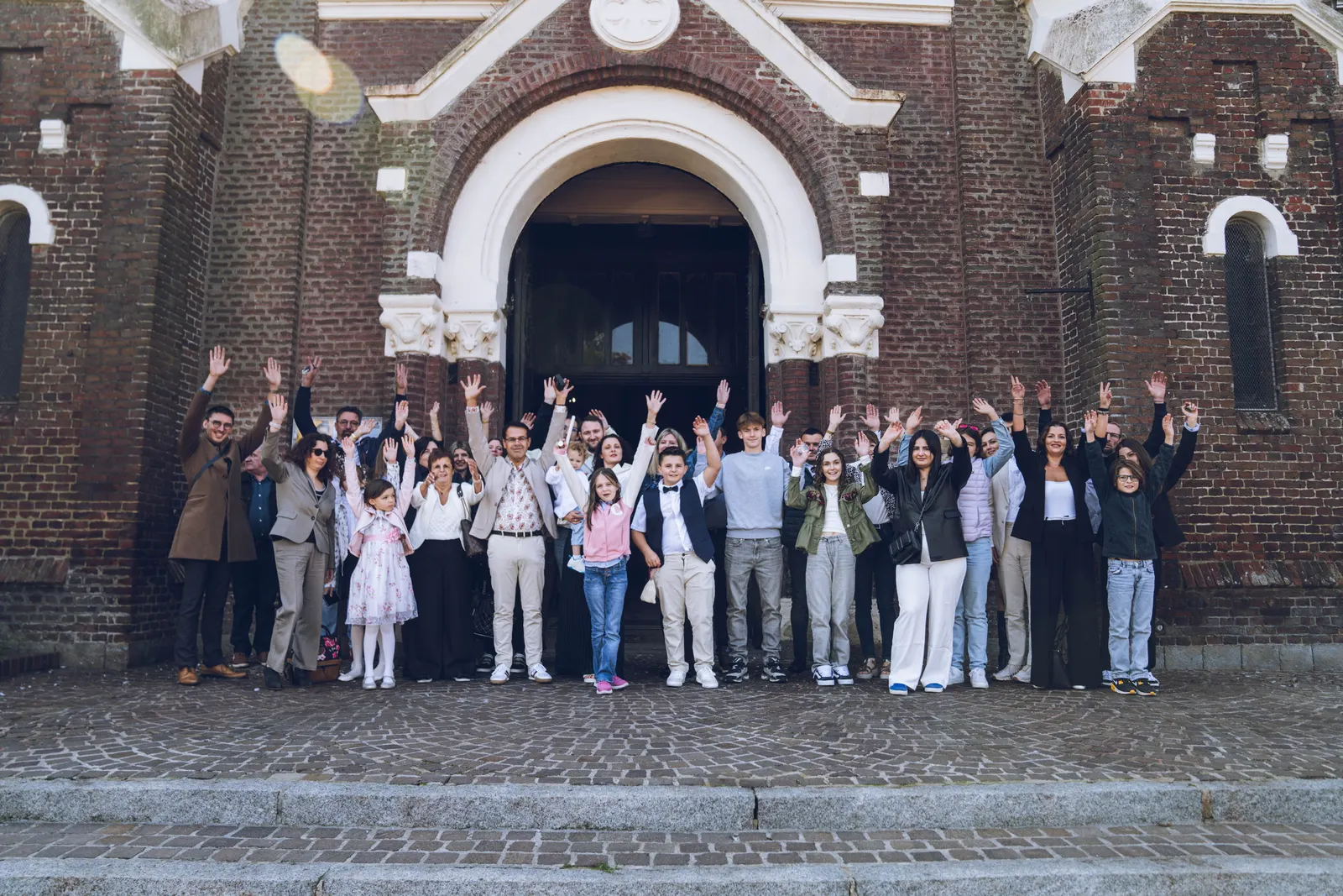 Les invités, bras levés, sur le parvis
