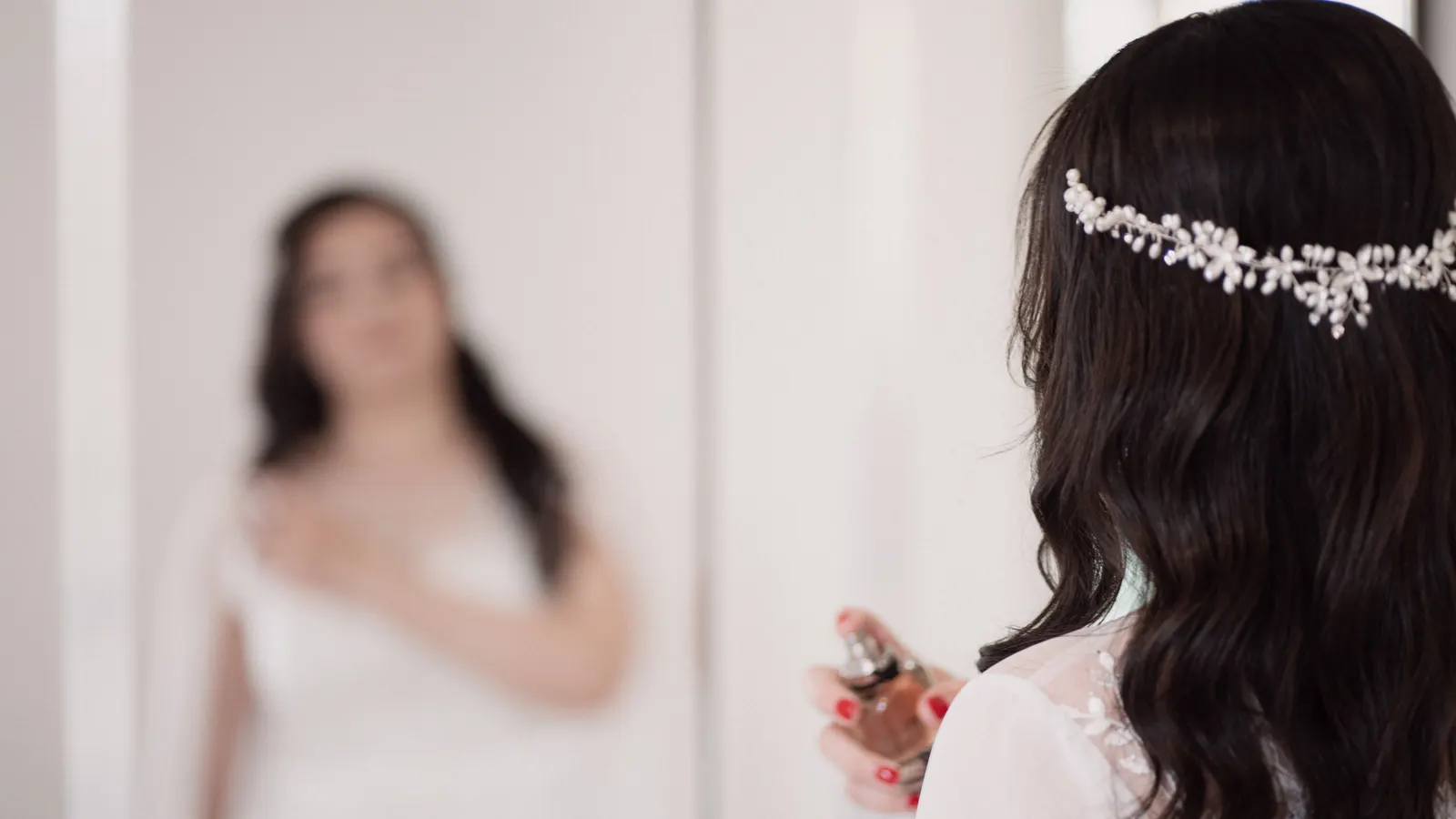 La mariée en robe blanche dans une pièce très claire, avant de partir